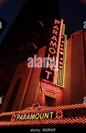 Leuchtreklamen im Paramount Theater und Kino in der Nacht in Boston. Stockfoto