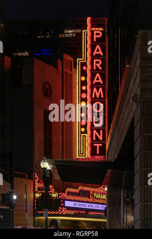 Leuchtreklamen im Paramount Theater und Kino in der Nacht in Boston. Stockfoto