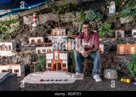 Krippe mit Nachbildungen von lokalen Gebäude in Las Indias auf La Palma mit ihren Stolz Builder. Nur redaktionelle Verwendung Stockfoto