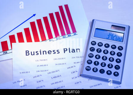Business Plan mit Tabellen, Graphen und einen Taschenrechner. Stockfoto
