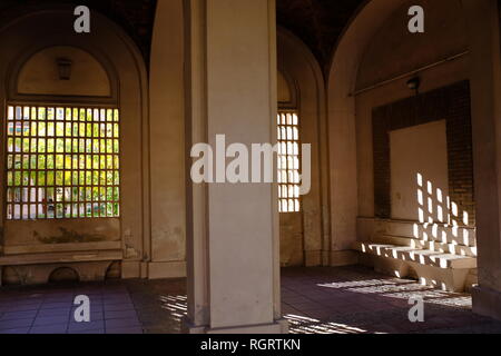 Innenhof der alten Gebäude mit Sonnenlicht, das durch die gegrillten Rundbogenfenster Valencia Spanien Stockfoto