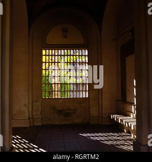 Innenhof der alten Gebäude mit Sonnenlicht, das durch die gegrillten Rundbogenfenster Valencia Spanien Stockfoto