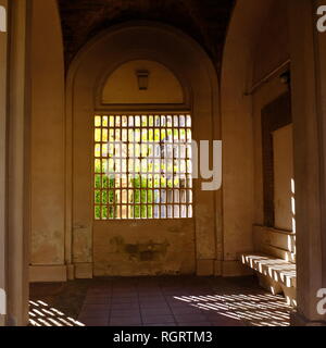 Innenhof der alten Gebäude mit Sonnenlicht, das durch die gegrillten Rundbogenfenster Valencia Spanien Stockfoto