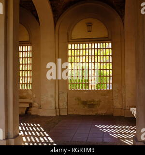 Innenhof der alten Gebäude mit Sonnenlicht, das durch die gegrillten Rundbogenfenster Valencia Spanien Stockfoto