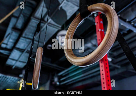 Detail aus einem Satz von Ringen, oder stetig Ringe, in ein Gymnasium. gesunder Lebensstil und Fitness Concept Stockfoto