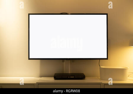 Wohnzimmer led-blank-tv auf Betonwand mit Holztisch und Media Player. Mockup blank-TV für Kopieren. Stockfoto