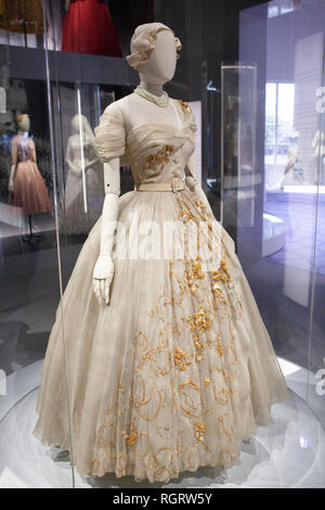 Ein besticktes Kleid für und getragen von Prinzessin Margaret zu ihrem 21. Geburtstag im "Christian Dior: Designer of Dreams" Ausstellung in der Stockfoto