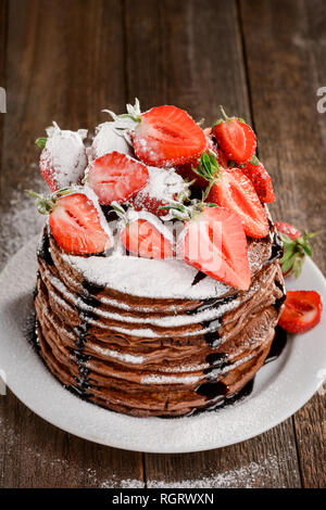 Stapel Pfannkuchen mit Erdbeeren Stockfoto
