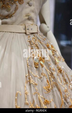 Ein besticktes Kleid für und getragen von Prinzessin Margaret zu ihrem 21. Geburtstag im "Christian Dior: Designer of Dreams" Ausstellung in der Stockfoto