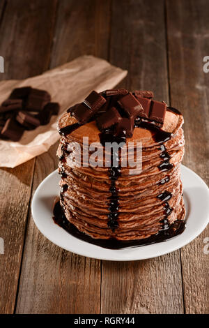 Hausgemachte Pfannkuchen und dunkle Schokolade Stockfoto
