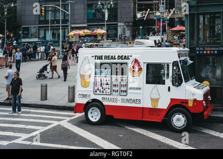 New York, USA - Juni 01, 2018: Ice Cream van auf einer Straße in New York, USA. Stadt Richtlinien verbieten die Fahrzeuge aus Leerlauf von mehr als drei Minuten. Stockfoto