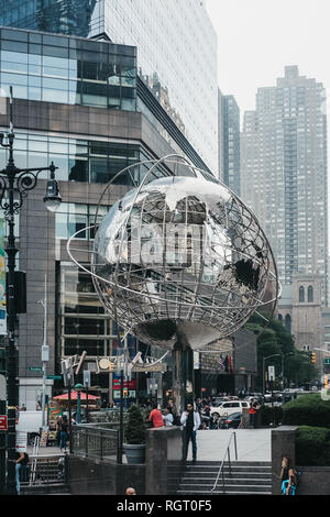 New York, USA - Juni 01, 2018: die Menschen in der Nähe von Globus Skulptur von Kim Brandell am Columbus Circle, New York. Der Kreis ist der Punkt, von dem aus die offizielle Uhr Stockfoto