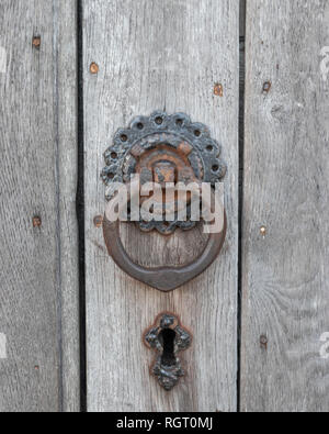 Alte Holztür mit eisernen Türklopfer und Bügeleisen Schlüsselloch Stockfoto