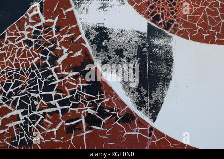Risse auf verwitterte Folie Oberfläche. Abstrakte Formen grunge Hintergrund. Stockfoto