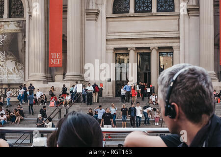 New York, USA - juje 01, 2018: Blick auf das Metropolitan Museum der Kunst in New York City von der Oberseite der tour bus. Weiß als "MET" Es ist die Larg Stockfoto