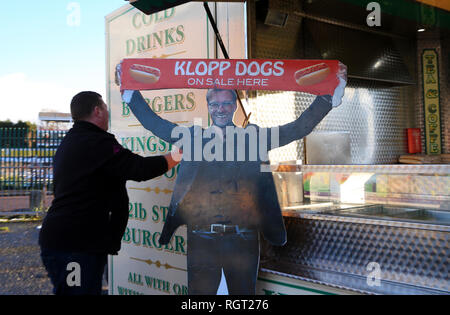 Ein Blick auf ein Lebensmittel Verkäufer stand mit einer 'Klopp Hunde'-Schild draußen, vor dem Premier League match bei Anfield zwischen Liverpool und Leicester City. Stockfoto