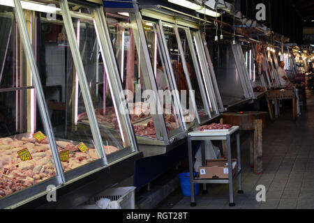 Athen, Griechenland - 29 AUGUST 2018: Anbieter am Fleischmarkt. Metzgerei Glas Display mit Preisen und Schneidebrett blockieren. Stockfoto