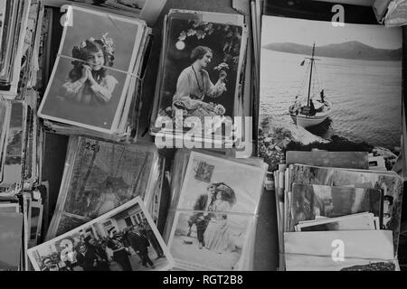 Athen, Griechenland - 14. SEPTEMBER 2018: Sammlung von Ansichtskarten und alte Fotos auf Flohmarkt Antiquitäten speichern. Schwarz und Weiß. Stockfoto