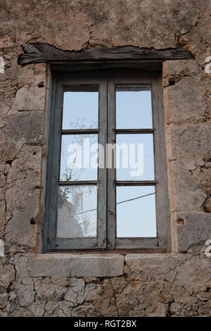 Steinmauer und alte Fenster mit Holz- Sturz in verlassenen Haus. Stockfoto