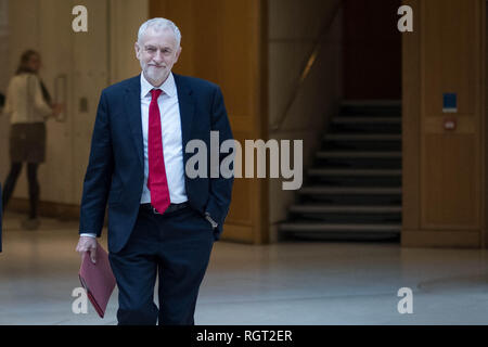 Der Führer der Jeremy Corbyn Spaziergänge durch Fallgitter Haus in Westminster, London, auf dem Weg zum Ministerpräsidenten Theresa's kann Office in den Häusern des Parlaments zu Gesprächen über Brexit. Stockfoto