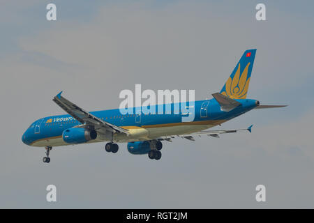 Saigon, Vietnam - Jan 26, 2019. Ein Airbus A321 Flugzeug der Vietnam Airlines Landung am Flughafen Tan Son Nhat (SGN). Stockfoto