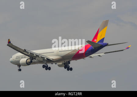 Saigon, Vietnam - Jan 26, 2019. Ein Airbus A330-300 Flugzeug von Asiana Airlines Landung am Flughafen Tan Son Nhat (SGN) in Saigon (Ho Chi Minh City), Vie Stockfoto