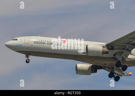 Saigon, Vietnam - Jan 26, 2019. Ein Airbus A330-300 Flugzeug von Asiana Airlines Landung am Flughafen Tan Son Nhat (SGN) in Saigon (Ho Chi Minh City), Vie Stockfoto