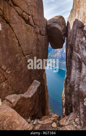 Kjeragbolten Boulder, einer glazialen Kaution in den Bergen gletscherspalte am Rande der Kjerag (oder Kiragg) Plateau, einem beliebten Reiseziel in Fo verkeilt Stockfoto