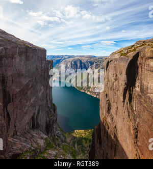 Luftaufnahme von Lysefjord (lysefjorden) von Kjeragbolten bei Kjerag (oder Kiragg) Plateau, einem beliebten Reiseziel in Forsand Gemeinde Rogala Stockfoto