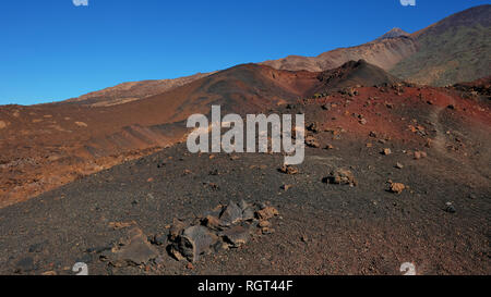 Ungewöhnliche Mondlandschaft der vulkanischen bleibt im Teide Nationalpark, mit felsigen Lava, Kies und keine Vegetation, Alien oder Mars-ähnlichen Umgebung Stockfoto