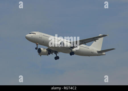 Saigon, Vietnam - Jan 26, 2019. Ein Airbus A320 Flugzeug der SmartLynx Estland Landung am Flughafen Tan Son Nhat (SGN) in Saigon (Ho Chi Minh City), Vietn Stockfoto