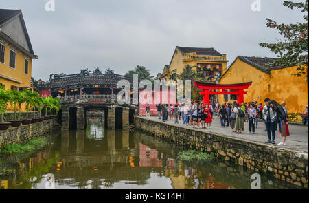 Hoi An, Vietnam - 20 Jan, 2019. Touristen besuchen Brücke Pagode (Chua Cau) in Hoi An Altstadt, Vietnam. Stockfoto