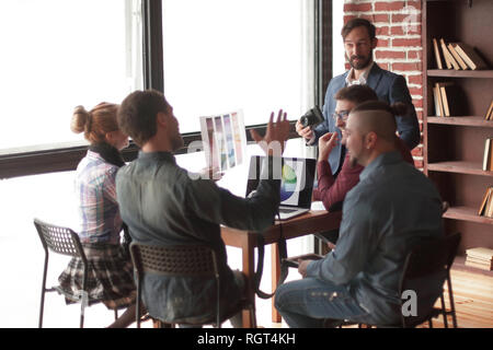 Texter diskutieren die Farbpalette im Studio. Stockfoto