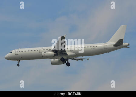 Saigon, Vietnam - Jan 26, 2019. Ein Airbus A320 Flugzeug der SmartLynx Estland Landung am Flughafen Tan Son Nhat (SGN) in Saigon (Ho Chi Minh City), Vietn Stockfoto
