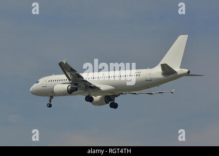 Saigon, Vietnam - Jan 26, 2019. Ein Airbus A320 Flugzeug der SmartLynx Estland Landung am Flughafen Tan Son Nhat (SGN) in Saigon (Ho Chi Minh City), Vietn Stockfoto