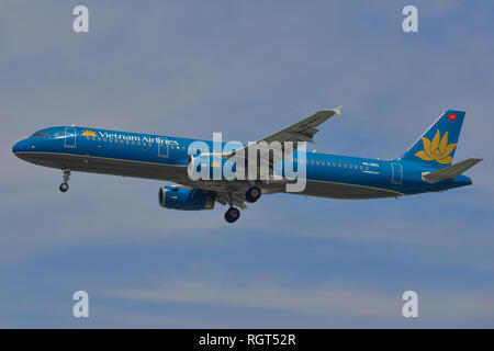 Saigon, Vietnam - Jan 26, 2019. Ein Airbus A321 Flugzeug der Vietnam Airlines Landung am Flughafen Tan Son Nhat (SGN). Stockfoto