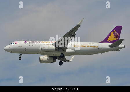 Saigon, Vietnam - Jan 26, 2019. Ein Airbus A320 Flugzeug von Kambodscha Angkor Air Landung am Flughafen Tan Son Nhat (SGN). Stockfoto