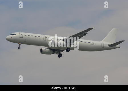 Saigon, Vietnam - Jan 26, 2019. Ein Airbus A320 Flugzeug der SmartLynx Estland Landung am Flughafen Tan Son Nhat (SGN) in Saigon (Ho Chi Minh City), Vietn Stockfoto
