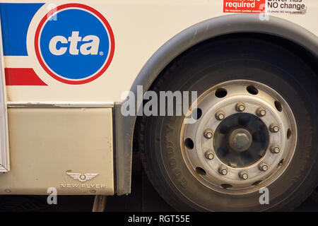 CHICAGO, IL - ca. März 2016: CTA-Zeichen auf einem Bus in Chicago. Chicago ist die bevölkerungsreichste Stadt der Vereinigten Staaten. Stockfoto