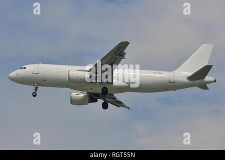 Saigon, Vietnam - Jan 26, 2019. Ein Airbus A320 Flugzeug der SmartLynx Estland Landung am Flughafen Tan Son Nhat (SGN) in Saigon (Ho Chi Minh City), Vietn Stockfoto