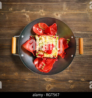 Flach von Couscous Salat mit hausgemachten Rindfleisch Schinken und Granatapfel Samen auf Holz- Hintergrund Stockfoto
