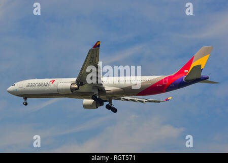 Saigon, Vietnam - Jan 26, 2019. Ein Airbus A330-300 Flugzeug von Asiana Airlines Landung am Flughafen Tan Son Nhat (SGN) in Saigon (Ho Chi Minh City), Vie Stockfoto