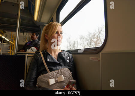 CHICAGO, IL - ca. März 2016: Frau mit dem Bus in Chicago. Chicago ist die bevölkerungsreichste Stadt der Vereinigten Staaten. Stockfoto