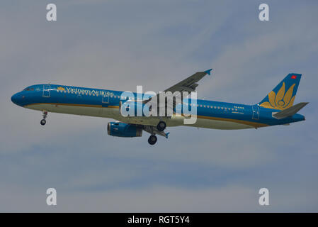 Saigon, Vietnam - Jan 26, 2019. Ein Airbus A321 Flugzeug der Vietnam Airlines Landung am Flughafen Tan Son Nhat (SGN). Stockfoto