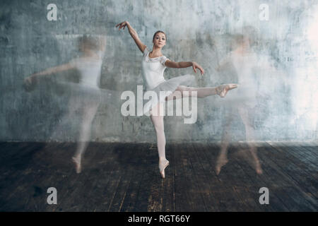 Ballerina weiblich. Junge schöne Frau Ballett Tänzerin, in professionellen Outfit gekleidet, Spitzenschuhe und weißen Tutu. Mehrfachbelichtung. Stockfoto