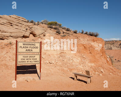 Ein Zeichen Warnung alle Touristen mit ihren Führungen zu bleiben, wenn man den Schlitz Antelope Canyons in Arizona Stockfoto