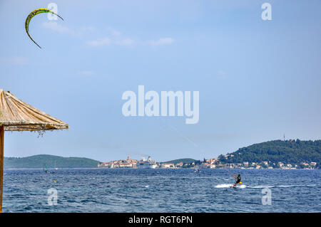 Wassersport Teilnehmer auf dem Meer vor der Küste von Viganj mit im Hintergrund Korcula, Kroatien Stockfoto