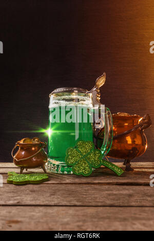 Pot of Gold, Bier und Shamrocks auf Holzbrett Stockfoto