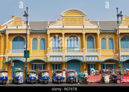 Tuk-tuks oder kleinen Dreirad Taxi vor einem historischen Gebäude in Bangkok, Thailand Stockfoto