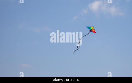 Ein Regenbogen farbige Drachen 305 Meter hoch in den blauen Himmel auf einer hellen und sonnigen Tag. Stockfoto